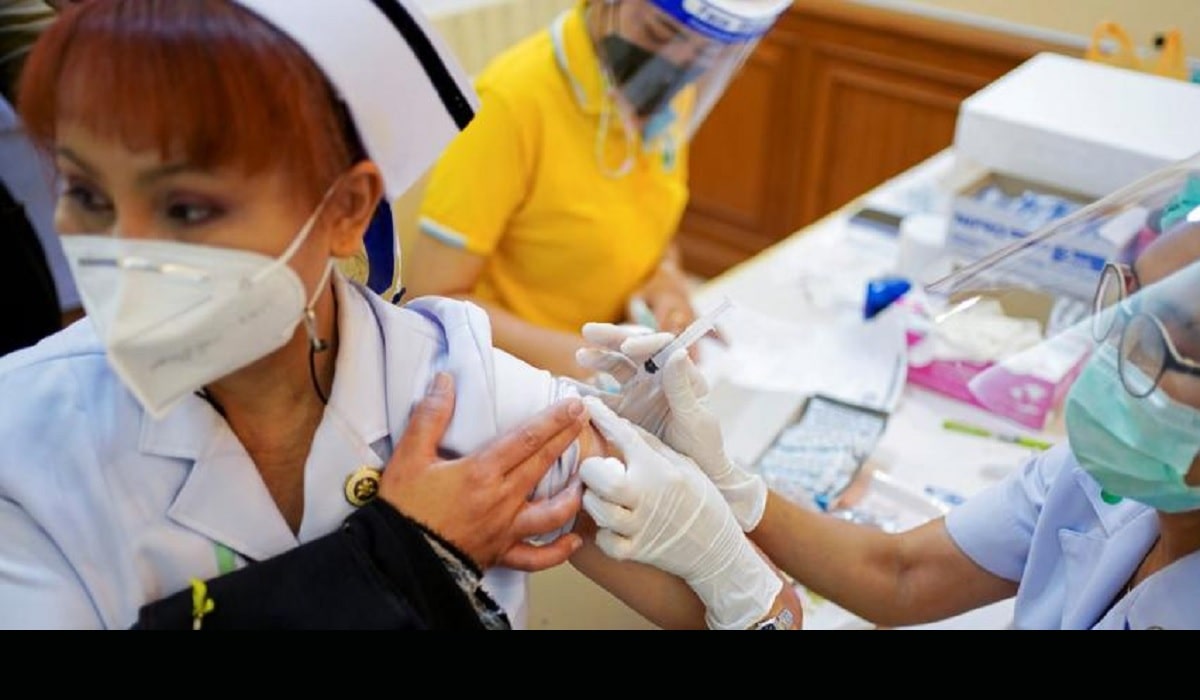 Hundreds of Thai medical workers infected despite Sinovac vaccinations